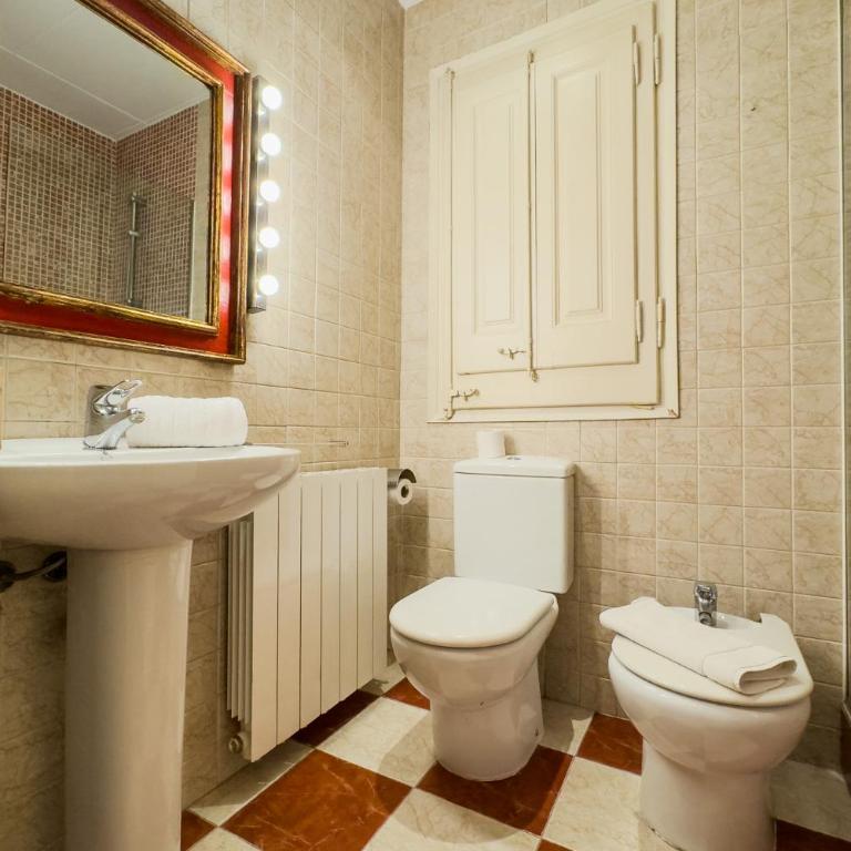 ENRIQUE GRANADOS - Two-Bedroom Deluxe Apartment - 36