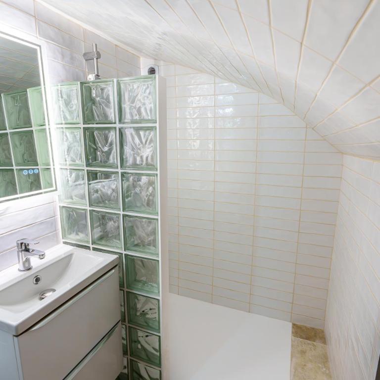 Parking inclus Vieil Antibes 200m mer Climatisé 2 personnes - Appartement 1 Chambre - 8
