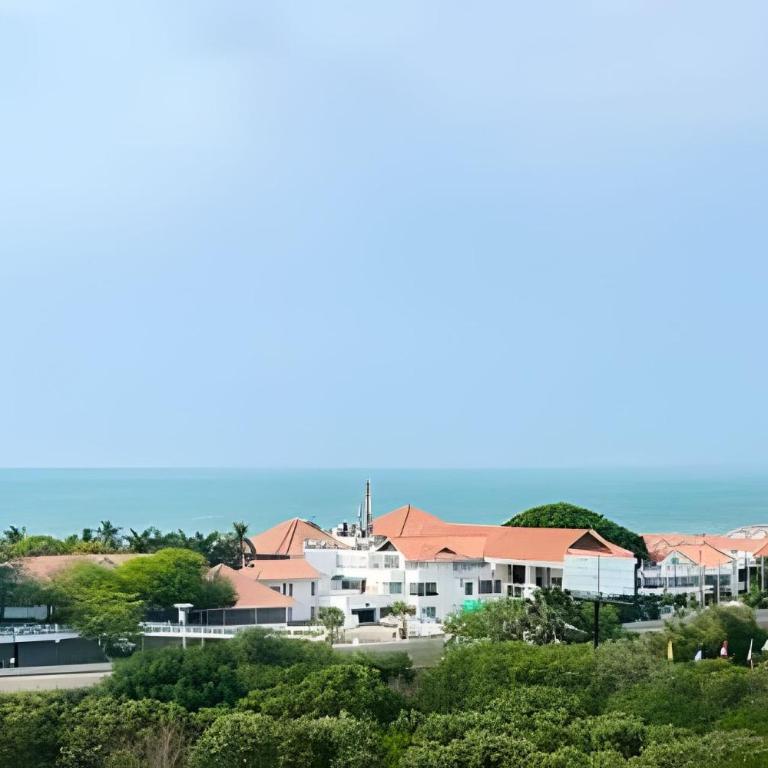 2 Bedrooms Jacuzzi and Sea View. Beach Front - Two-Bedroom Apartment - 4