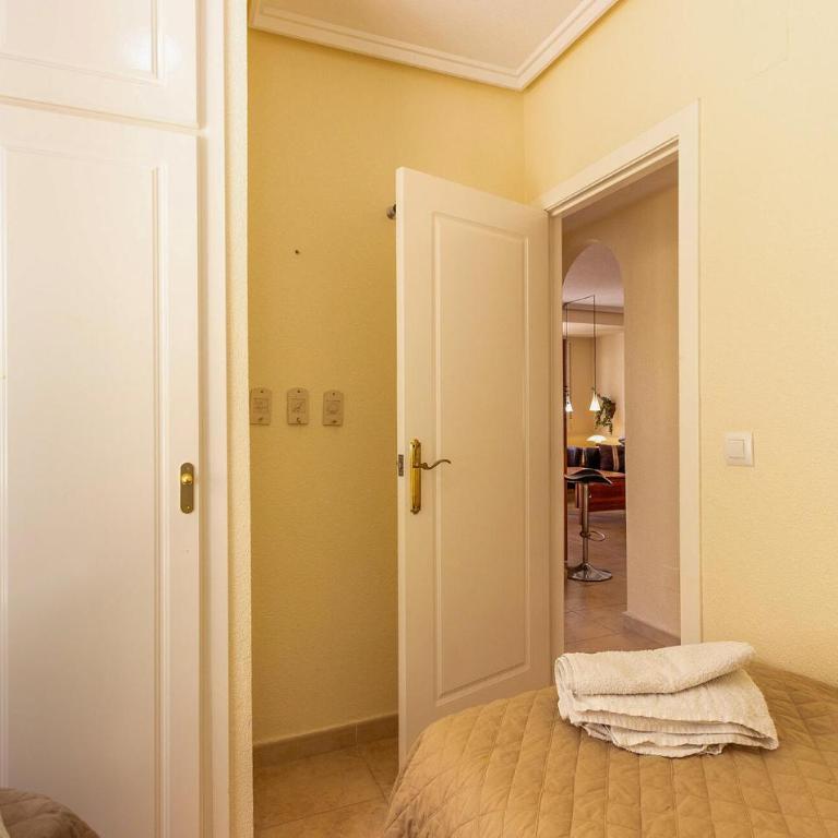 4 Bedroom Beautiful Home In Torrevieja - Casa de 4 dormitorios - 9