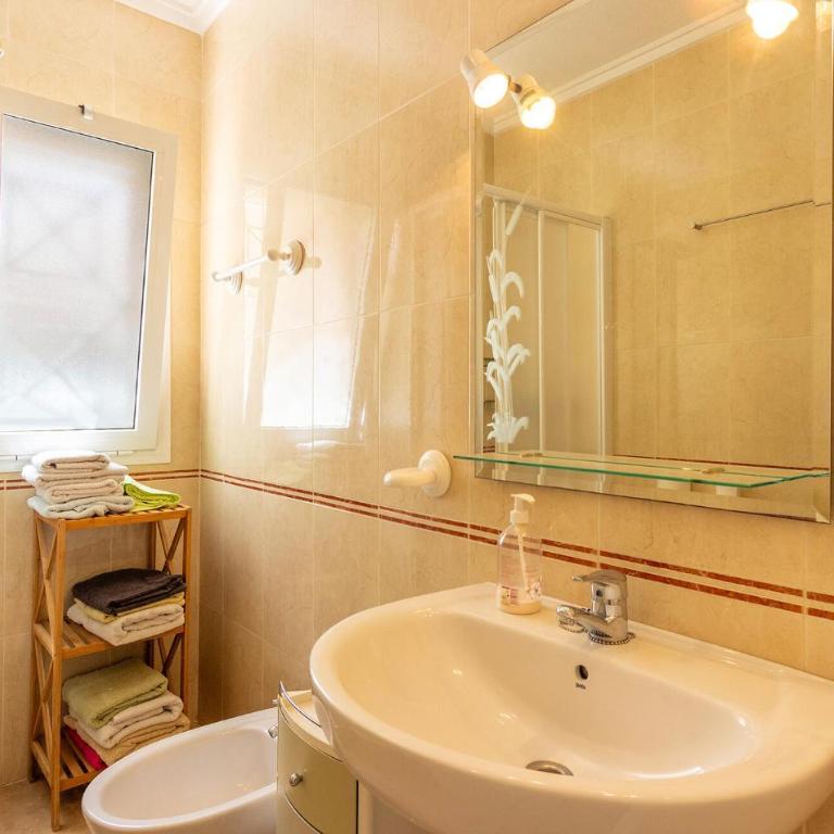 4 Bedroom Beautiful Home In Torrevieja - Casa de 4 dormitorios - 17