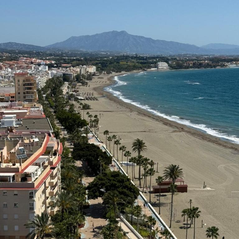 Sea View Penthouse Apartment with Hot Tub - Casa Bella Vista, Buenas Noches , Estepona - Three-Bedroom Apartment - 39