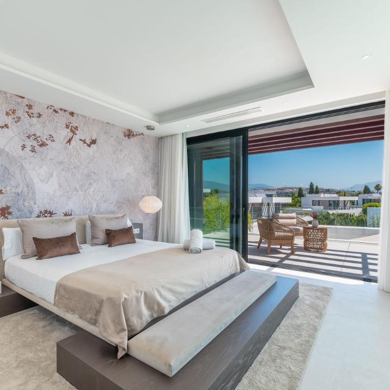 VACATION MARBELLA I Villa Hanami, Private Infinity Edge-Pool, Gym, Movie Theater, Night-Security, Alarm System, Close to Golfs and Beaches - Villa - 32