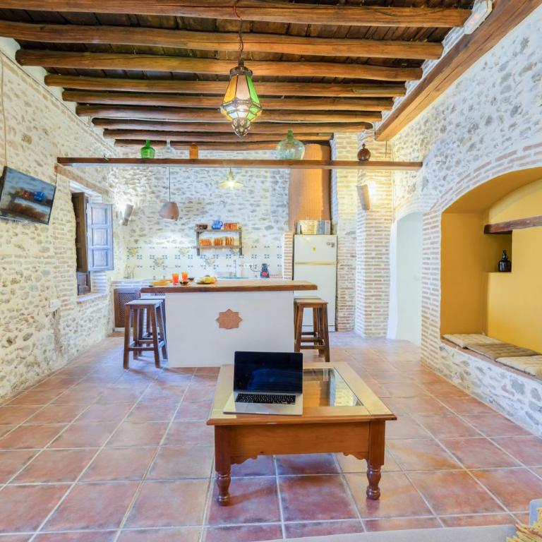 TrendyHomes Alhambra Cueva - Two-Bedroom Apartment - 2