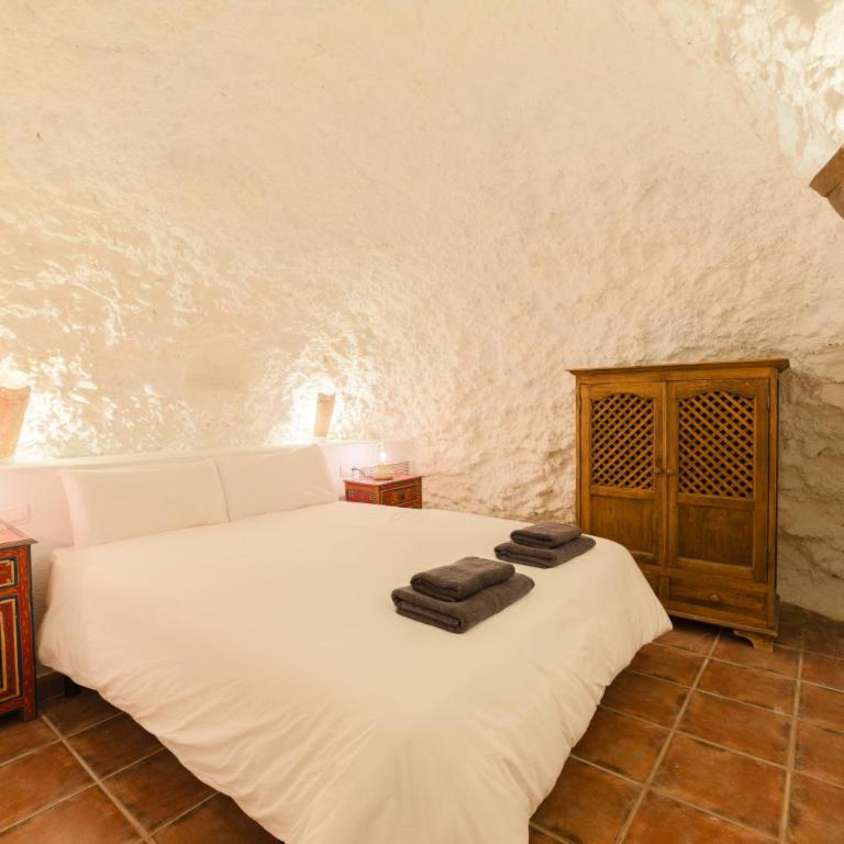 TrendyHomes Alhambra Cueva - Two-Bedroom Apartment - 4