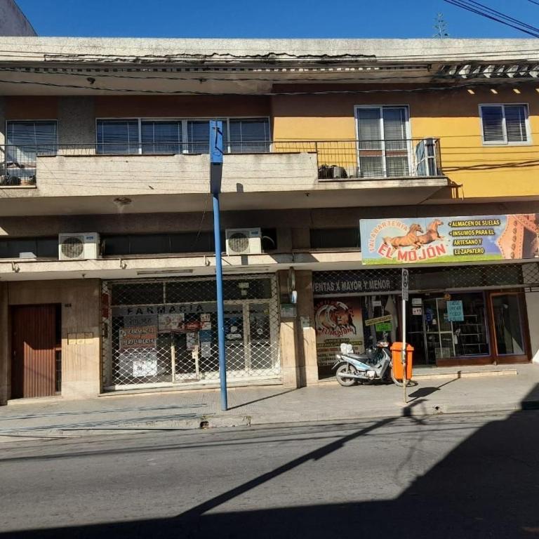 Edificio con 2 semipisos - Capacidad máxima 16 personas - Apartamento de 3 dormitorios - 1