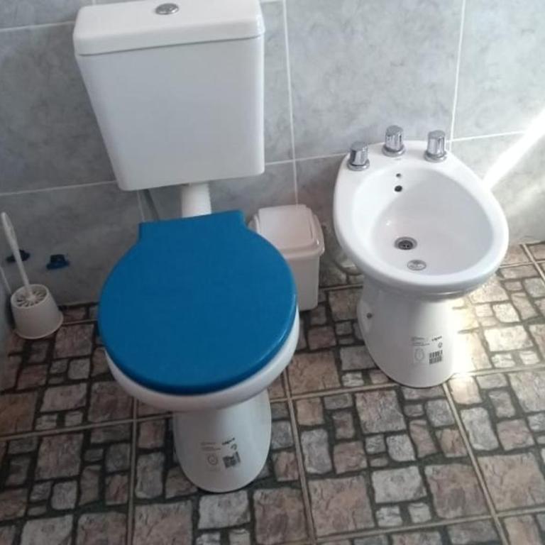 Alquiler temporario de casa amplia para 6 personas en San Clemente del Tuyú CONSULTAS AL MAIL lucasguarra arroba h o t m a i l punto com - Casa de 2 dormitorios - 2