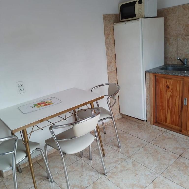 Alquiler temporario de casa amplia para 6 personas en San Clemente del Tuyú CONSULTAS AL MAIL lucasguarra arroba h o t m a i l punto com - Casa de 2 dormitorios - 9