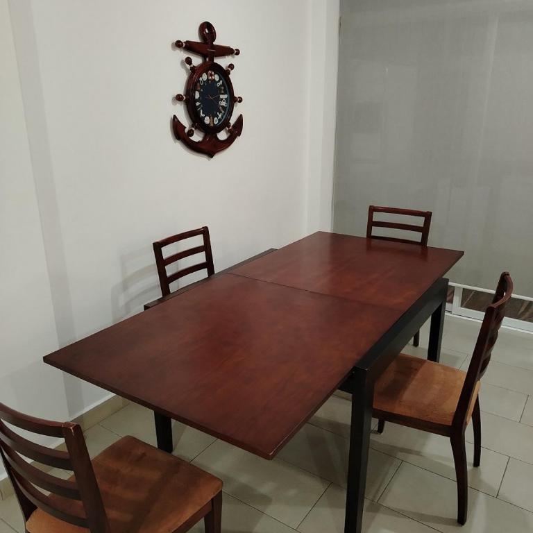 Casa familiar cerca a la playa - Three-Bedroom House - 12