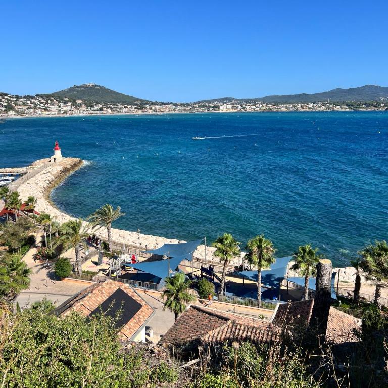 Breathtaking Mediterranean Views from Renovated Cosy Nest, Walk to Portissol Beach and Port - Appartement - Vue sur Mer - 98