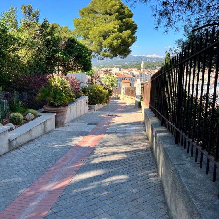 Breathtaking Mediterranean Views from Renovated Cosy Nest, Walk to Portissol Beach and Port - Appartement - Vue sur Mer - 99