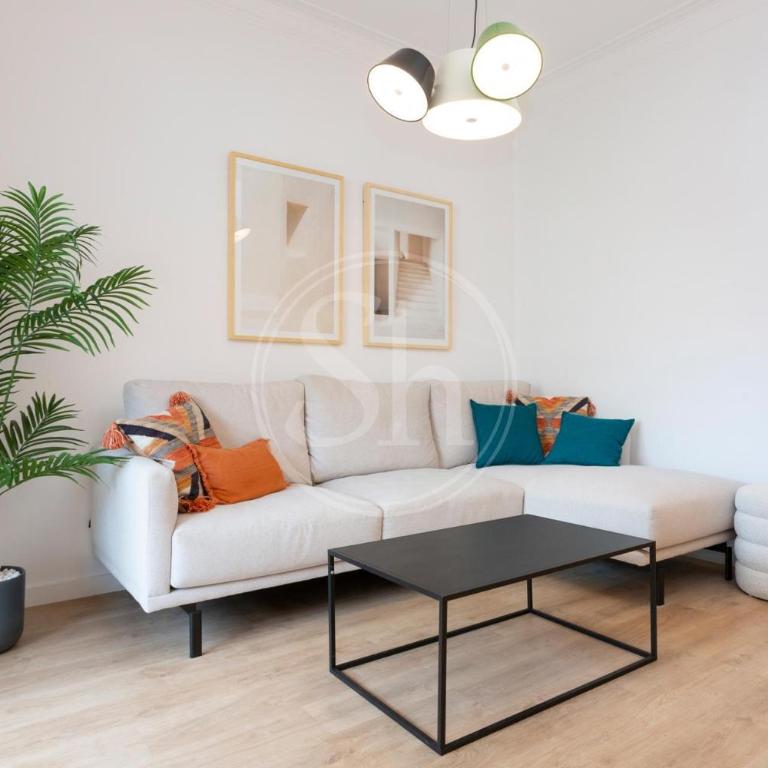 City center Eixample - Three-Bedroom Apartment - 2