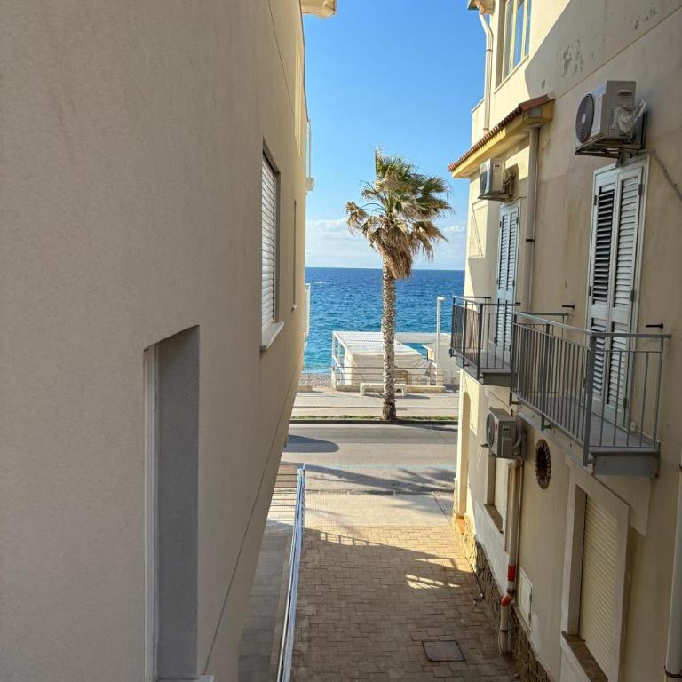 Affaccio sul Mare - Appartamento con 1 Camera da Letto e Balcone - 2