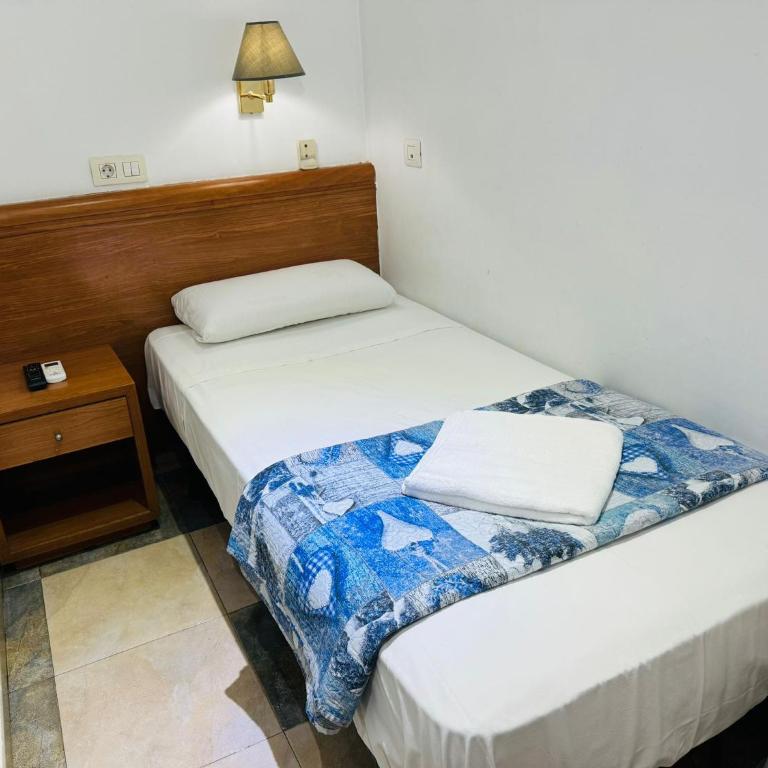 Hostal Mont Thabor - Habitación Individual con ducha y aseo compartidos - 1