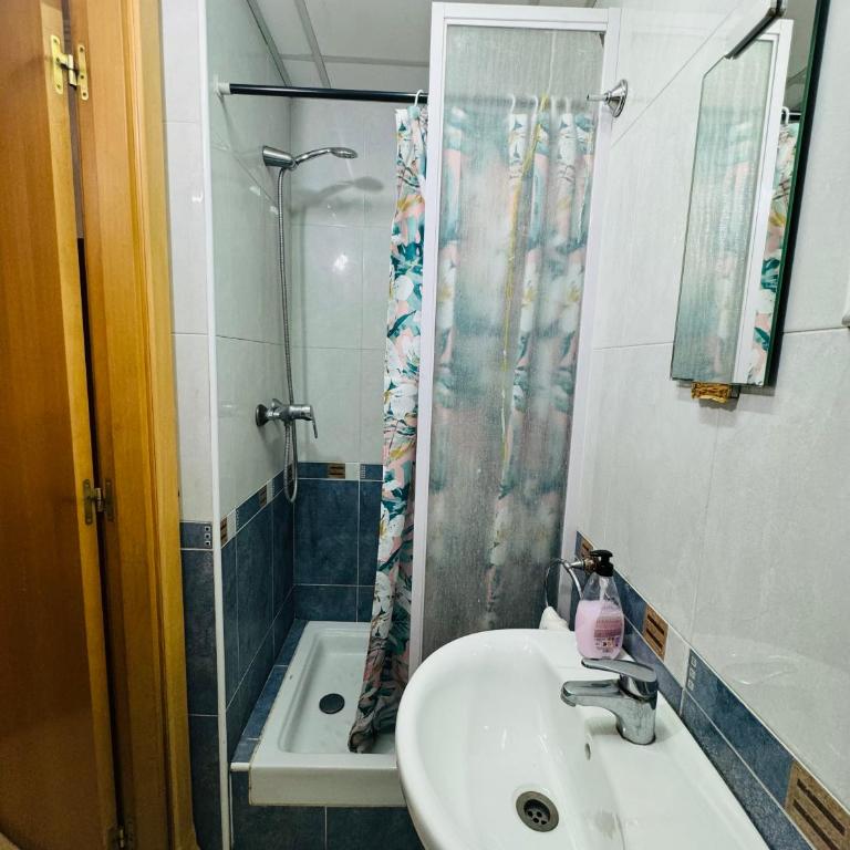 Hostal Mont Thabor - Habitación Individual con baño privado - 5