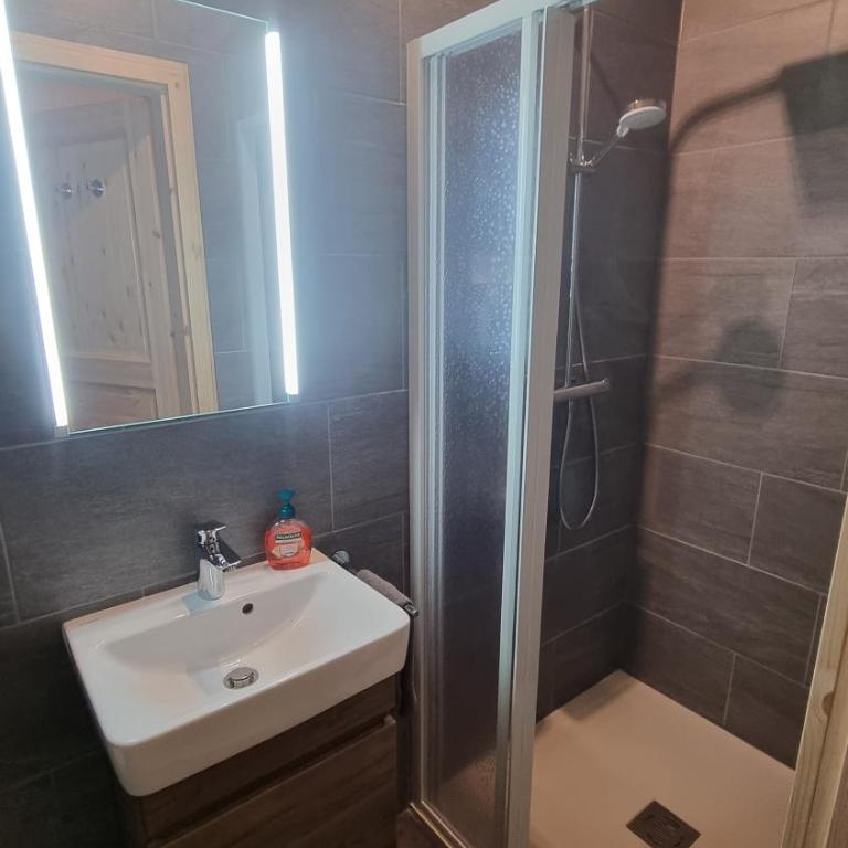 Chalet Chanso - Dreibettzimmer mit eigenem Bad - 2