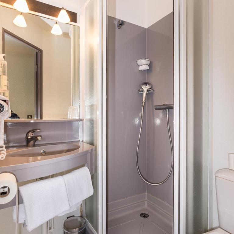 Brit Hotel Chambery - Chambre Quadruple - Accessible aux Personnes à Mobilité Réduite - 1