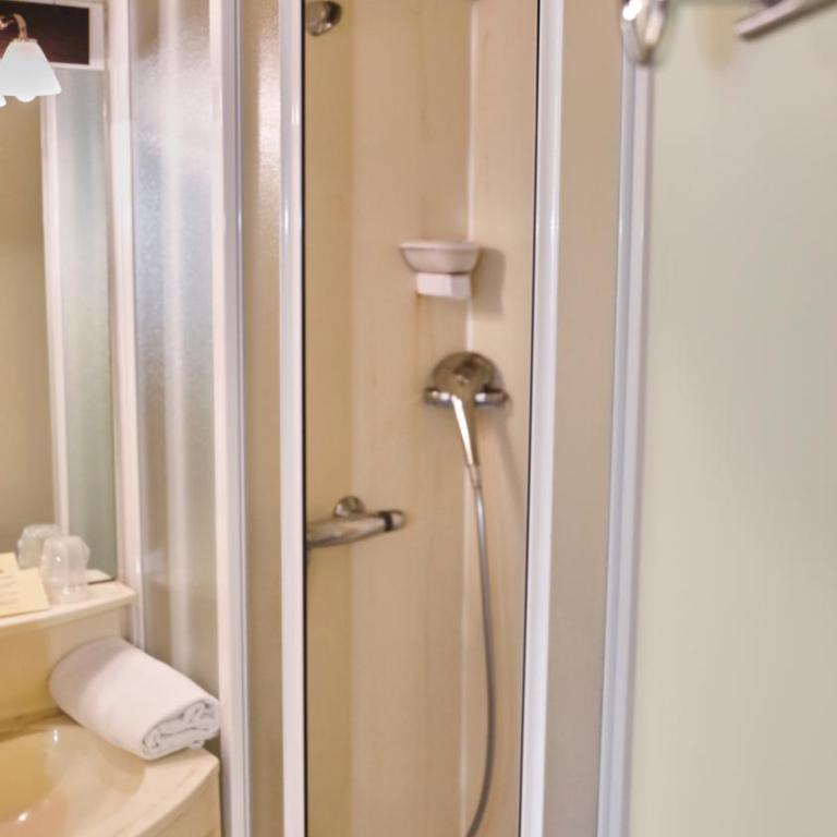 Brit Hotel Chambery - Chambre Familiale (2 Adultes et 2 Enfants) - 2