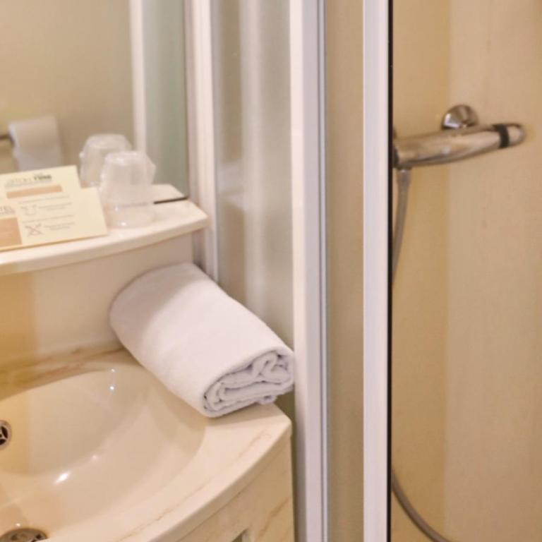 Brit Hotel Chambery - Chambre Triple (2 Adultes & 1 Enfant) - 3