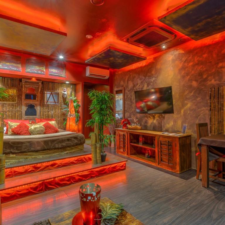Love Room Evasion Duo - Suite with Hot Tub - 3