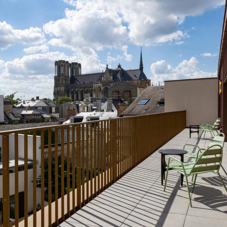 Les Suites 7 Anges - Vue Cathédrale, Parking & Centre Historique Reims - Two-Bedroom Suite JOSEPHA with Terrace - 20