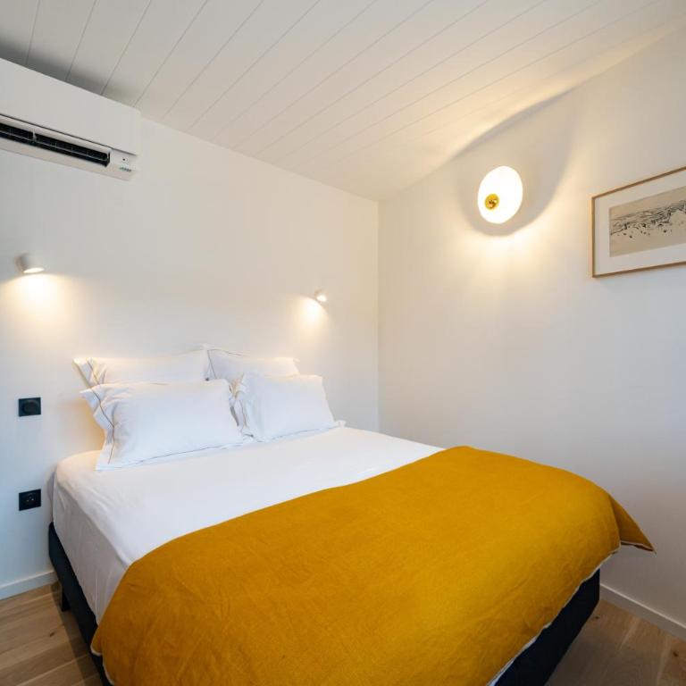 Les Suites 7 Anges - Vue Cathédrale, Parking & Centre Historique Reims - Two-Bedroom Suite JOSEPHA with Terrace - 2