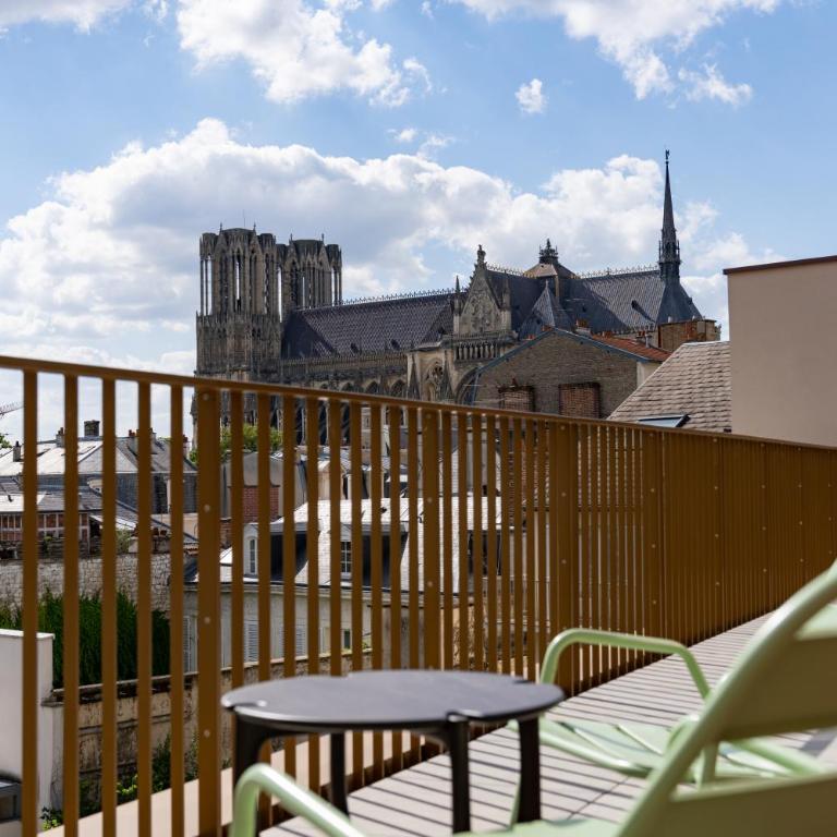Les Suites 7 Anges - Vue Cathédrale, Parking & Centre Historique Reims - Two-Bedroom Suite JOSEPHA with Terrace - 7