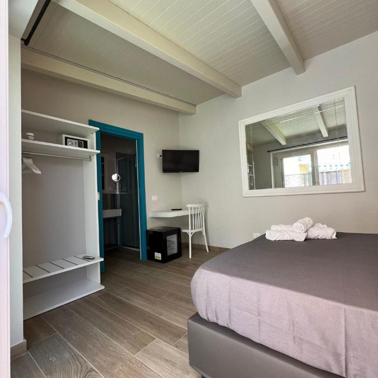 BURMARIA APARTMENT and ROOM with garden and jacuzzi - Large Double Room - 8