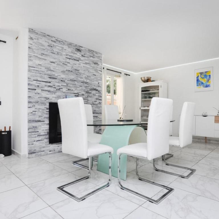Awesome Home In La Roquette-Sur-Siagne - Maison de Vacances 4 Chambres - 4