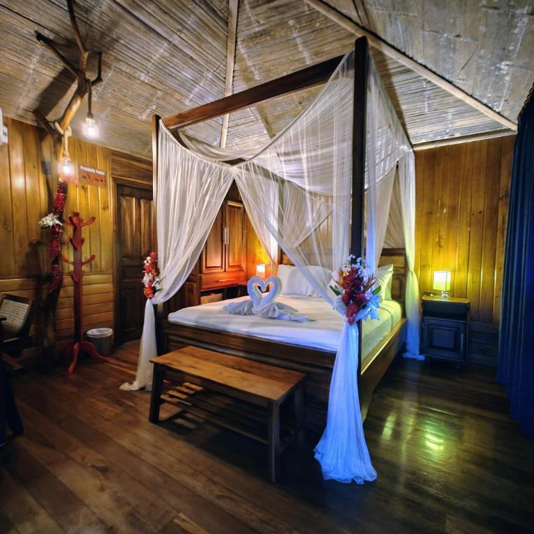 The River House - Upscale Lodge - One-Bedroom Chalet - 1