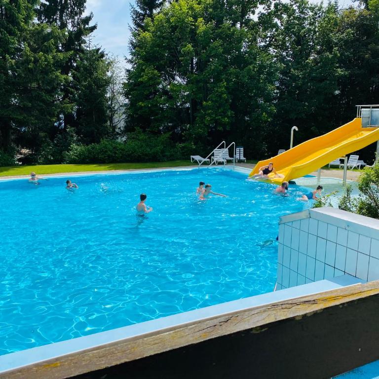 Ferienwohnung Schönblick inklusive Hallenbad, Sauna, Außenpool & Fitnessstudio, familienfreundlich ausgestattet, großes 2-Zimmer-Apartment - Apartment mit 2 Schlafzimmern - 16