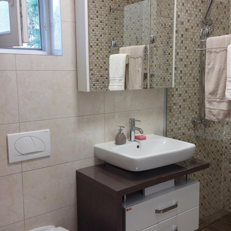 House with Pool - Ratisevina - Three-Bedroom House - 36