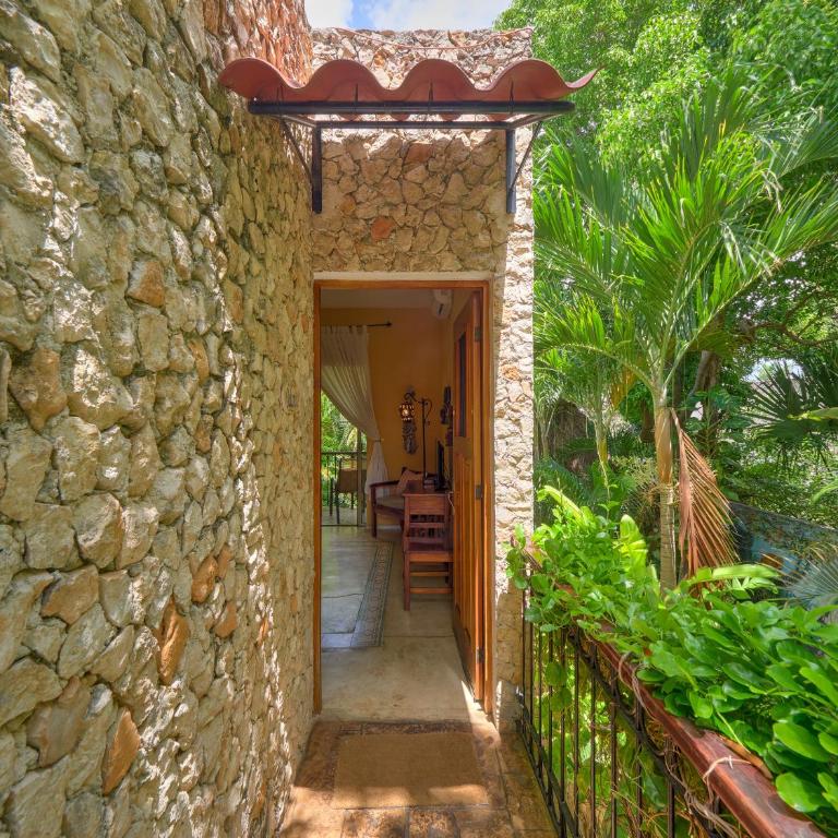Casa Del Maya Bed & Breakfast - Queen Room with Balcony - 8