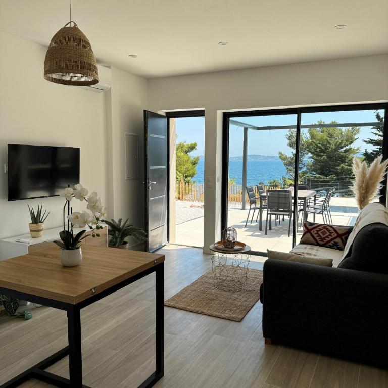 La Villa Dina - Appartement 2 Chambres avec Terrasse et Vue sur la Mer - 1