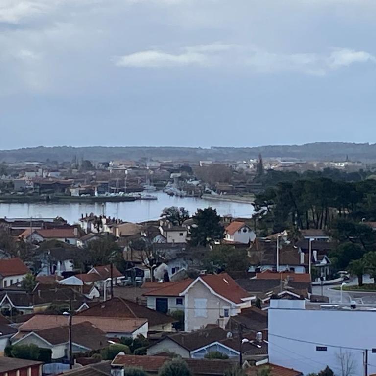 Aux pieds des plages, du port, de la piste cyclable et des commerces de proximité, un studio au dernier étage avec une vue panoramique sur le Bassin d'Arcachon, entièrement rénové, dans une résidence avec piscine - Studio with Balcony - 23