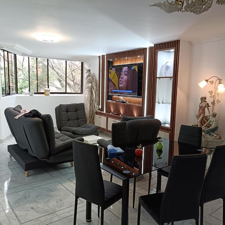cool de laureles Medellín - Five-Bedroom Deluxe Apartment - 1