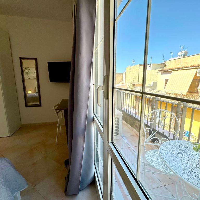 B&B Blue - Camera Tripla con Bagno Privato - 8