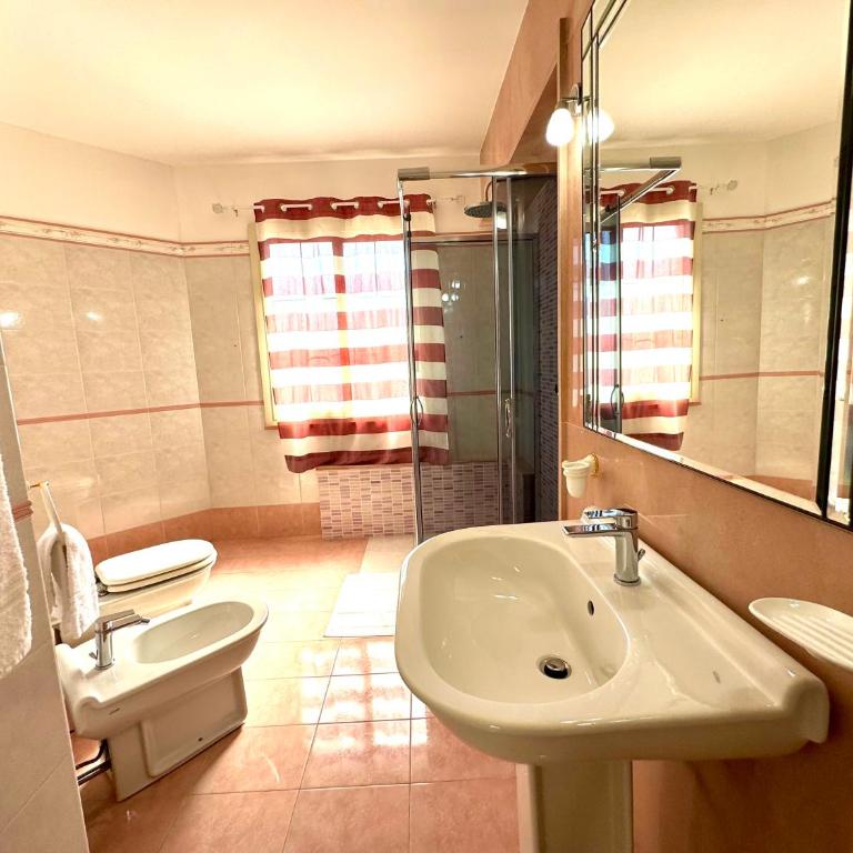 B&B Blue - Camera Quadrupla con Bagno Privato - 10