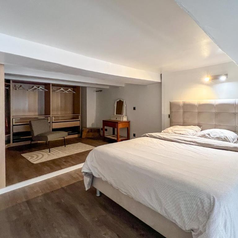 Élégant T3 Central avec Vue sur le Port de Toulon - Two-Bedroom Apartment - 8
