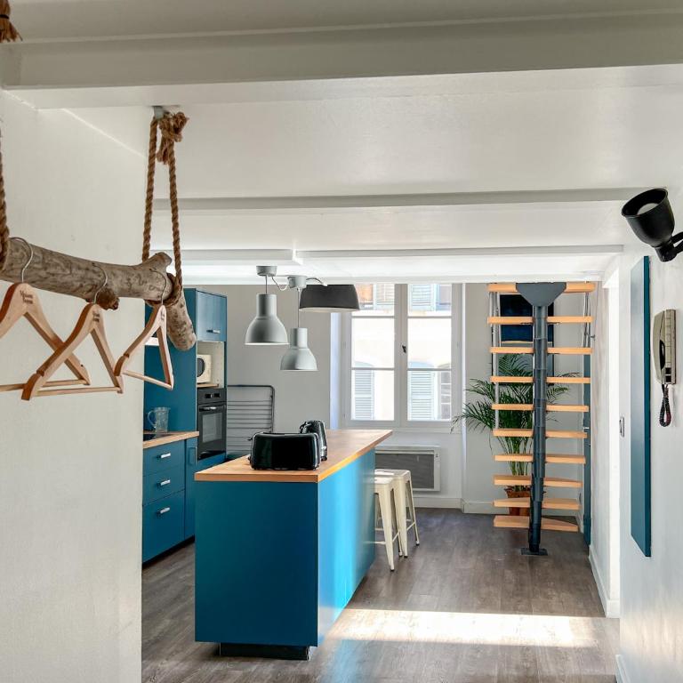 Élégant T3 Central avec Vue sur le Port de Toulon - Two-Bedroom Apartment - 38