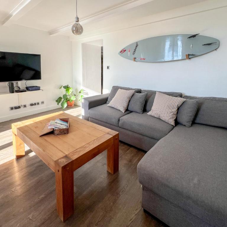 Élégant T3 Central avec Vue sur le Port de Toulon - Two-Bedroom Apartment - 34