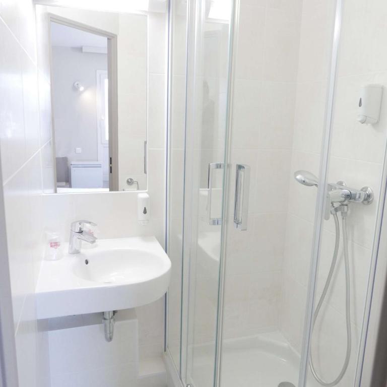 Brit Hotel Reims La Pompelle - Chambre Triple - 2