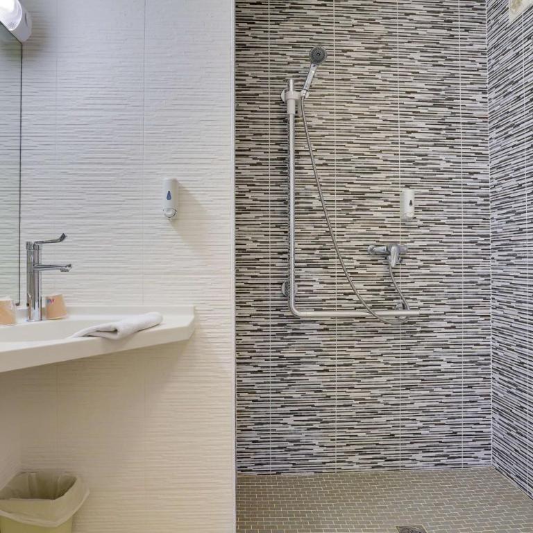 Brit Hotel Reims La Pompelle - Chambre Double Supérieure pour Personnes à Mobilité Réduite - 5
