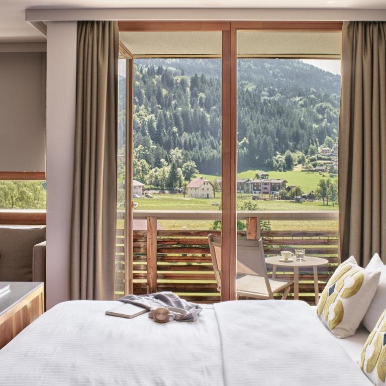Falkensteiner Hotel & Spa Carinzia l 4 Star Superior - Doppelzimmer mit Bergblick und Balkon - 1