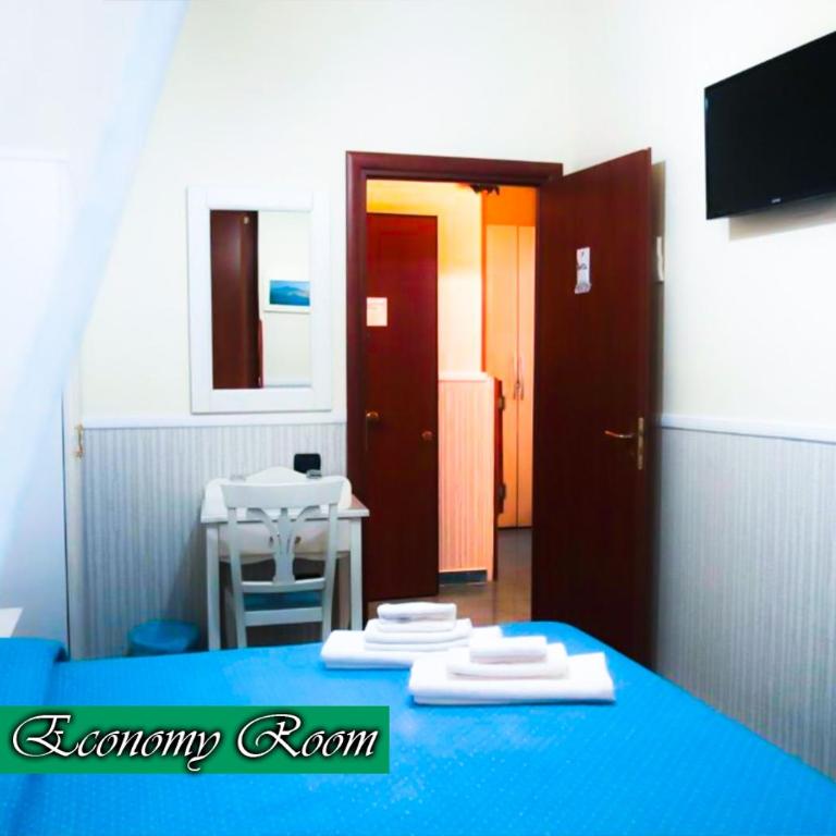 Bed & Breakfast Medea - Economy Double Room with Private External Bathroom - 5