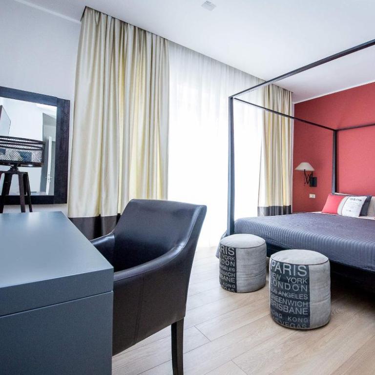 Suite 136 - King Room with Balcony - 3