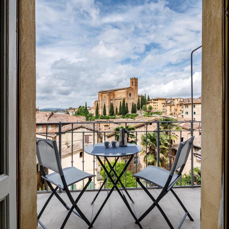 GuestHost - Stunning Church of San Domenico View - Three-Bedroom Apartment - 10