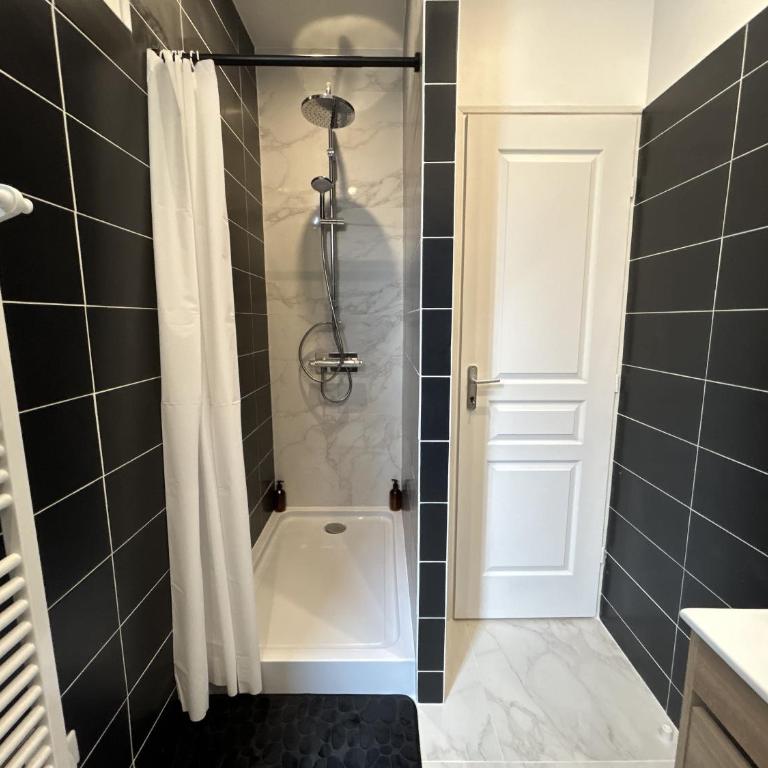 Centre Ville avec Garage - Parking - Appartement 2 Chambres - 17