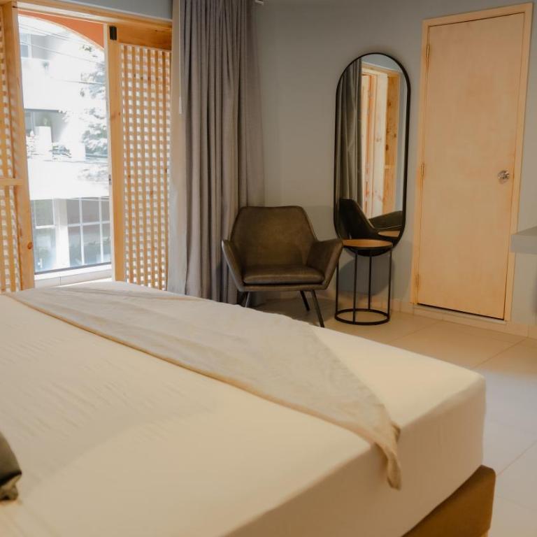 Leviu by Bernalo Hotels - Suite con cama grande y balcón - 12