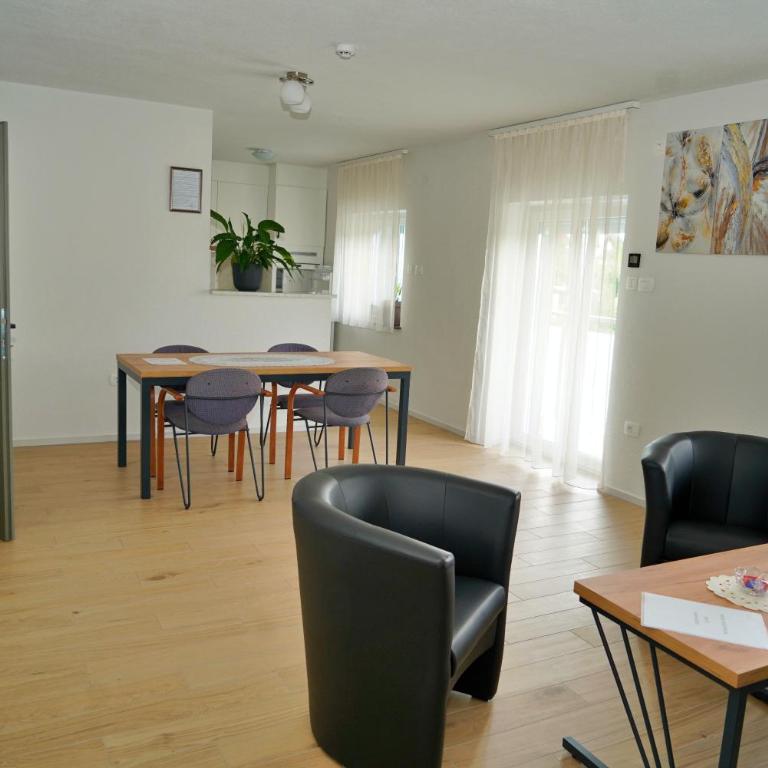 Swiss Apartmani - Trokrevetna Soba sa Balkonom - 1